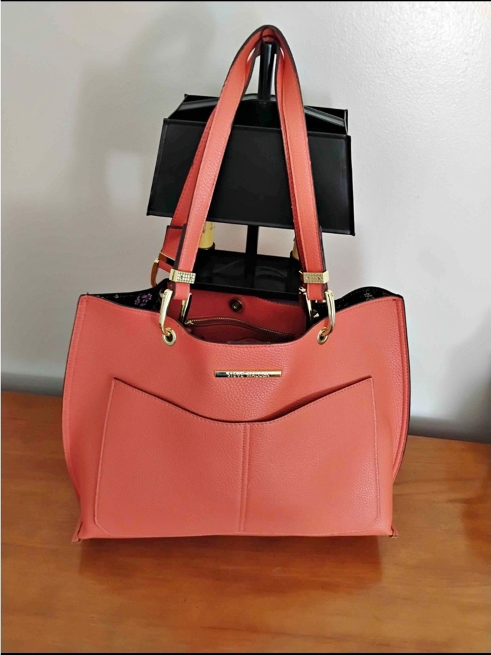 🧡☀️Steve Madden Coral Shoulder Tote with Gold Hardware☀️🧡